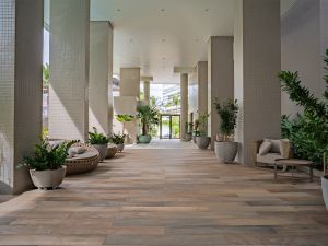 Praça de contemplação com espelho d'água